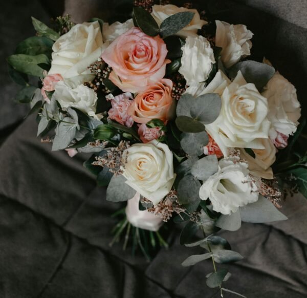 white-and-peach-roses-bouquet