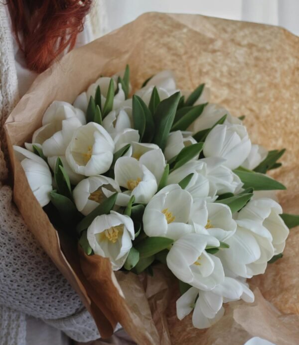 white-tulip-bouquet