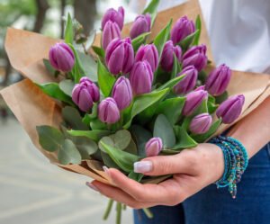 bouquet-violet-tulips